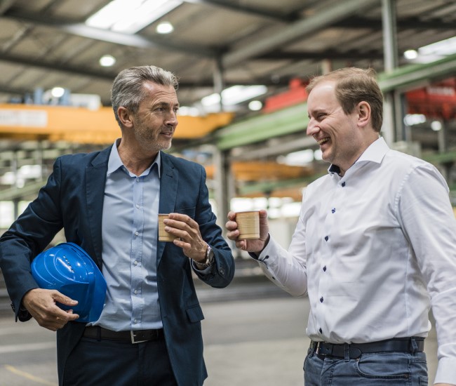 NEN_Connect_Landinspagina_mannen met koffie in fabriek